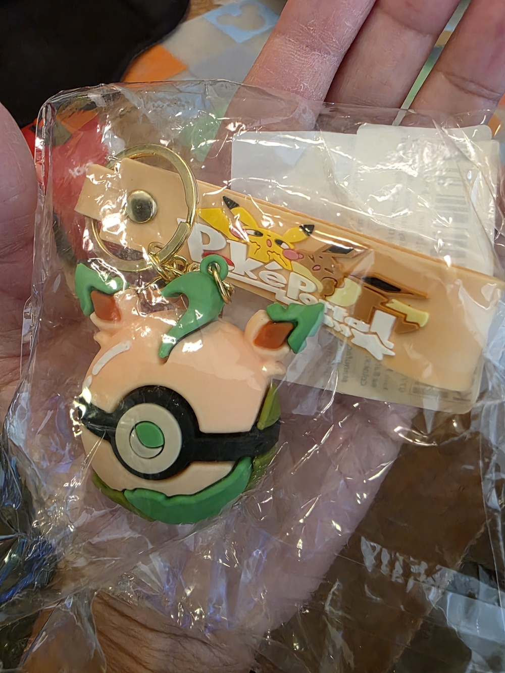 Pokémon Leafeon Poke Ball Keychain